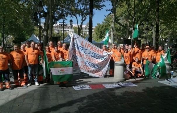 Los extrabajadores eventuales de Lipasam que denuncian su "exclusión" de la empresa protestan en el centro