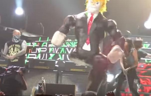 Guns 'N' Roses invita al escenario a sus fans a destrozar una piñata de Donald Trump