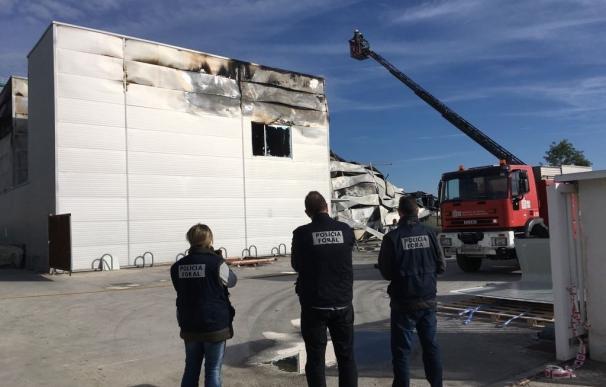Un incendio destruye una empresa de Esquíroz sin provocar heridos