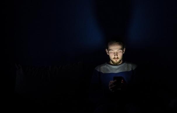 El 7% de los españoles se desvela por la noche para mirar el móvil, según un estudio