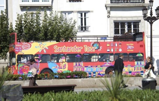 Santander invita a entidades sociales a disfrutar de viajes gratis en el autobús turístico