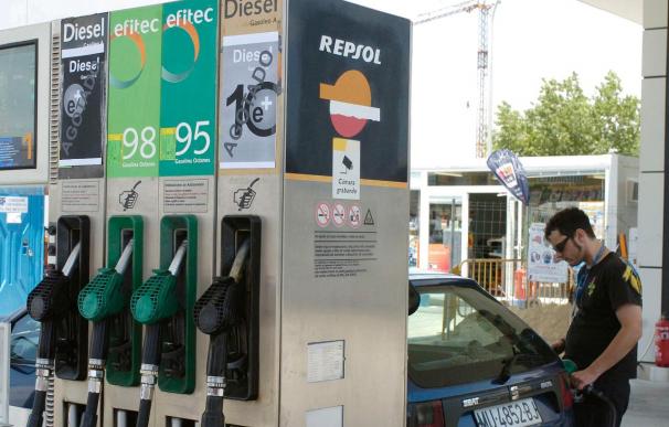 Los carburantes alcanzan su precio máximo desde 2008 y se acercan al récord
