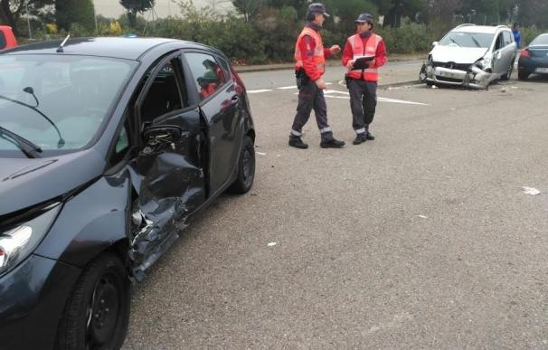 Dos heridos en Tudela al colisionar un vehículo con otros 5 aparcados