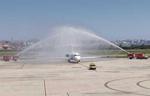 Revilla recibe el domingo a los pasajeros del primer vuelo de Volotea procedente de Sevilla
