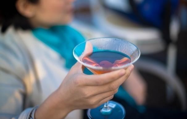 La SEE aconseja aumentar los impuestos sobre el alcohol y regular la "excesiva disponibilidad" de las bebidas