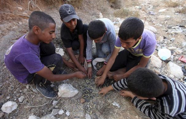 Niños palestinos piden ayuda a la ONU para recuperar un balón en territorio de Israel