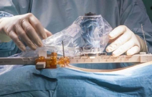 El uso de un robot quirúrgico pionero permite reducir al mínimo los riesgos de los implantes de columna