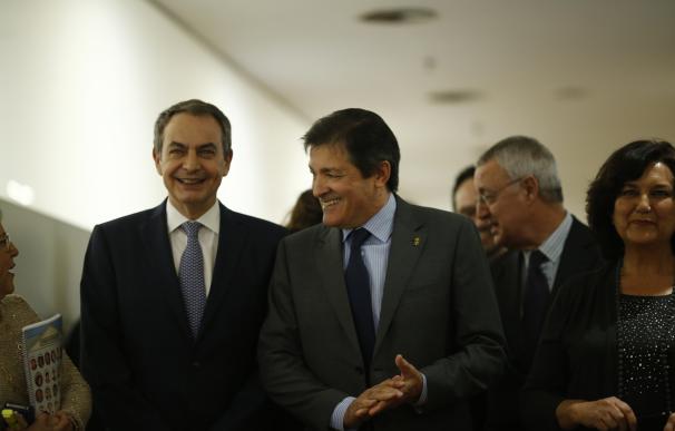 Zapatero pide respetar los tiempos en el PSOE y a la Gestora y declara su "optimismo irrenunciable"