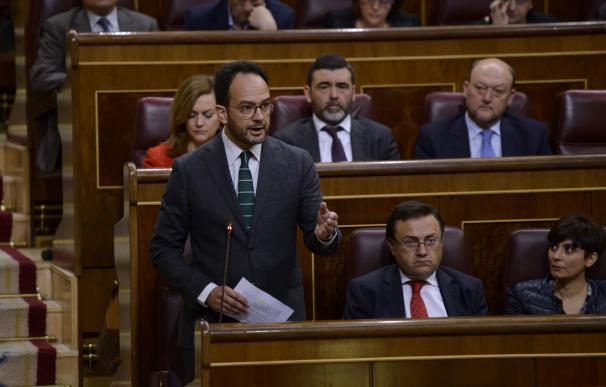 Hernando (PSOE) dice que le "repugna" que Podemos coloque a Felipe González al lado de Bárcenas y Rato en su 'Tramabús'
