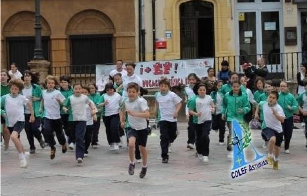 La comunidad educativa asturiana sale a la calle para combatir el sedentarismo con una clase de educación física