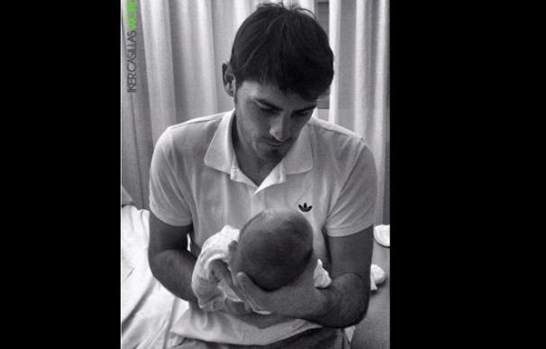 Iker Casillas presenta a su hijo