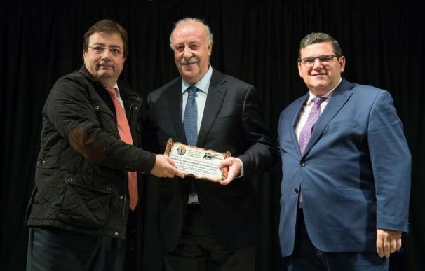 Fernández Vara entrega a Vicente del Bosque el premio Adalid de la Paz, de la Libertad y la Solidaridad