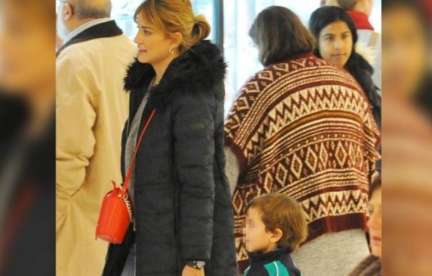 Alba Carrillo disfruta con su hijo de una tarde de compras