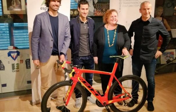 El triatleta Mario Mola entrega la bicicleta con la que se proclamó campeón del mundo a la Dirección General de Deportes