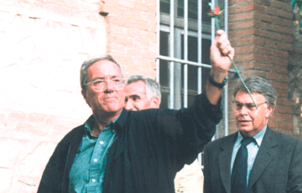 Barrionuevo y Vera entrando a prisión de la mano de González