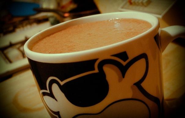 El color de la taza de chocolate influye en su sabor