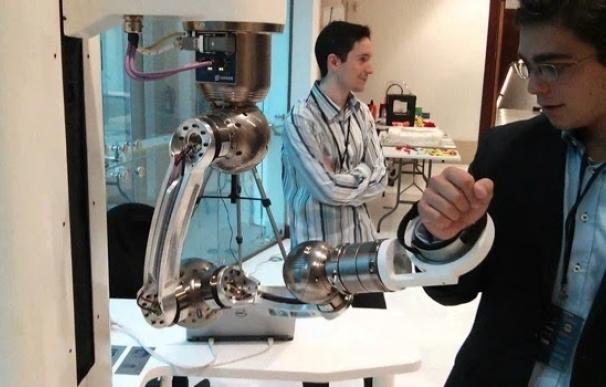 Un consorcio gallego desarrolla un robot para asistir en los movimientos cotidianos a pacientes con daño cerebral