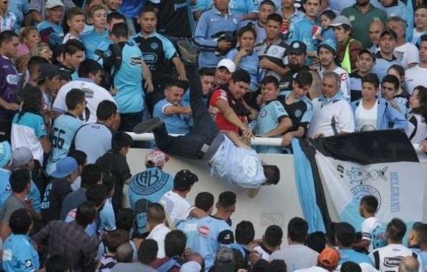 Belgrano confirma la muerte del aficionado que fue arrojado desde una grada