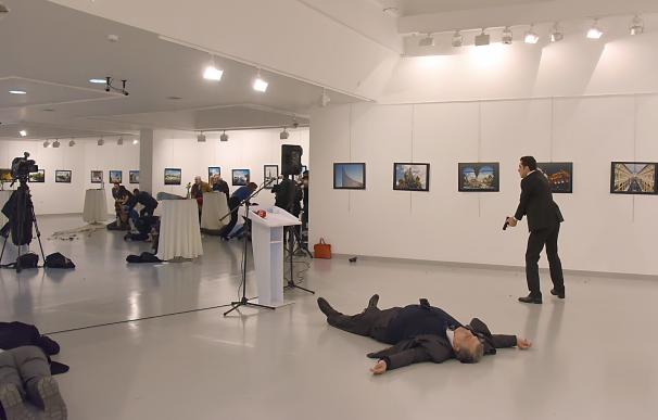 Un hombre asesina al embajador de Rusia ante Turquía en una exposición