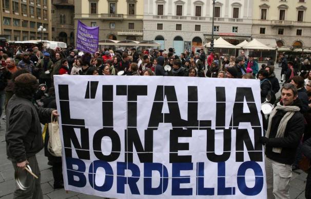 Miles de mujeres piden en Milán la dimisión de Berlusconi por el caso Ruby