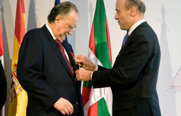 El alcalde de Bilbao, Iñaki Azkuna, recibe de Alain Juppé la insignia como oficial de la Legión de Honor