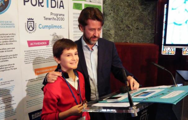 El niño Nicolás Naranjo, del Hispano Inglés, elegido 'Presidente por un día' del Cabildo de Tenerife