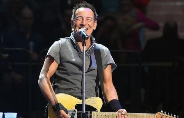 Bruce Springsteen llama fanfarrón y timador a Trump en su nueva canción