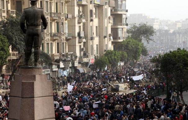 Miles de egipcios se dirigen al centro de El Cairo en un claro desafío al toque de queda