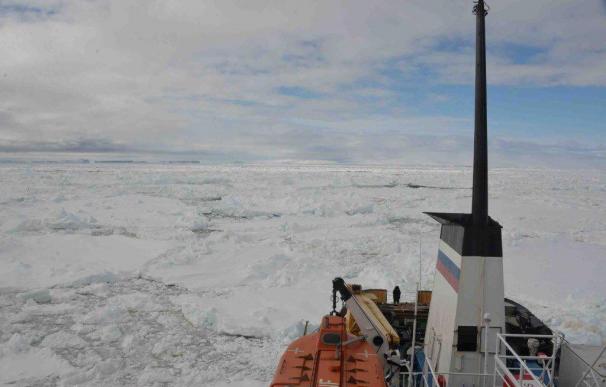 Rescatan a los 52 pasajeros del buque ruso atrapado en el hielo antártico
