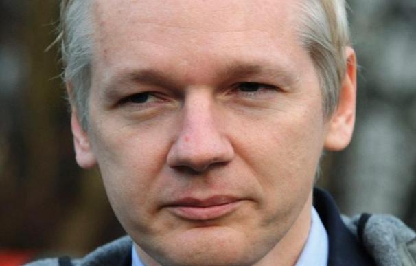 Assange recibe discos compactos con detalles bancarios de cuentas de famosos