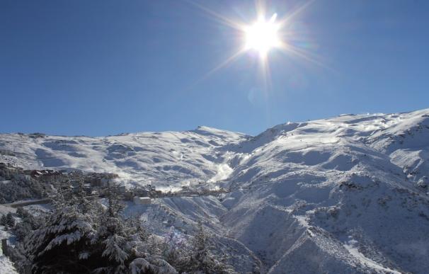 Sierra Nevada suma 20 centímetros de nieve nueva y prevé alcanzar los 75 kilómetros esquiables