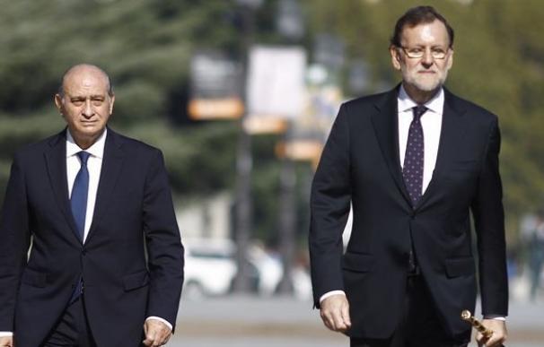 El ministro del Interior en funciones, Jorge Fernández Díaz, con Rajoy.