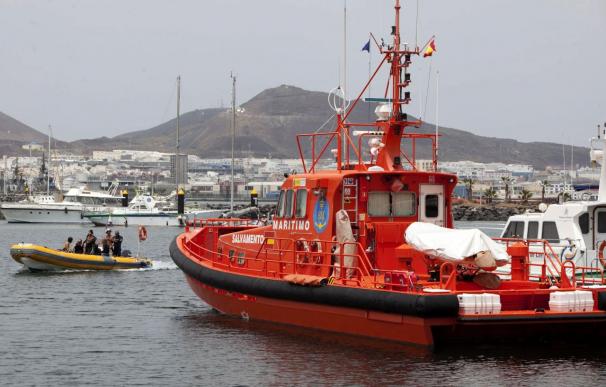 Rescatados 24 inmigrantes de una patera que se estaba hundiendo en Almería