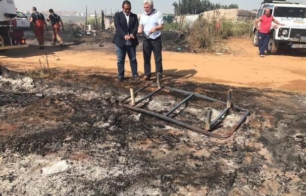 Diputado de la Costa se interesa por los daños ocasionados en el incendio de Lepe
