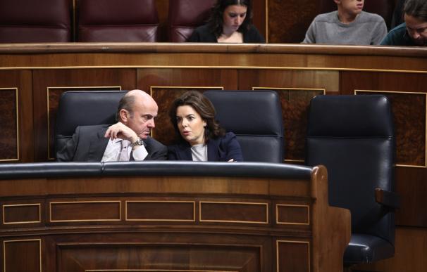 (Amp.) Guindos ve "difícil" que se pueda cumplir la desinversión en Bankia y BMN en el plazo de un año