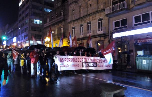 Cientos de personas salen a la calle en Vigo "por la recuperación de los derechos sociales y laborales"