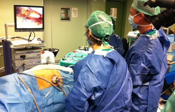 La lista de espera quirúrgica ha bajado en noviembre en más de 2.000 personas y la demora media cae también 5 días