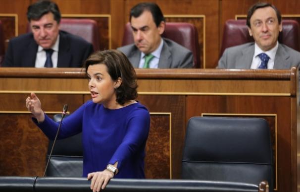 El Gobierno ve "antidemocrático" y "pueril" el 'tramabús' de Podemos y lo enmarca en su estrategia "destructiva"