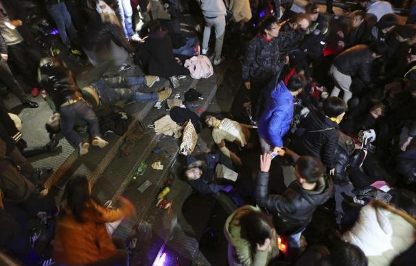 La mortal estampida en Shanghái pudo ser provocada por el lanzamiento de dinero falso