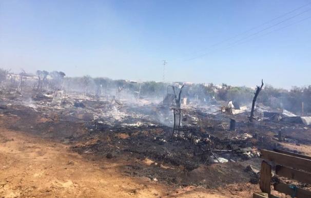 Calcinadas cerca de 200 chabolas en el incendio en el asentamiento de Lepe