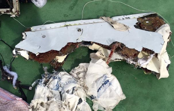 Hallan restos de explosivos en las víctimas del avión de EgyptAir estrellado en mayo