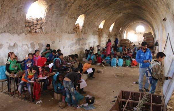 Una imagen de los niños, estudiando bajo tierra en Siria.