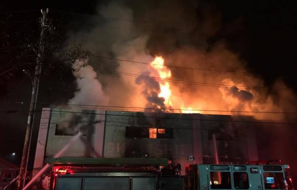 Un incendio en una discoteca de Oakland deja al menos 9 muertos y 13 desaparecidos