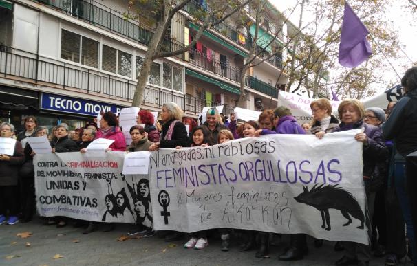 Cerca de mil personas se manifiestan pidiendo la dimisión de David Pérez por sus palabras sobre el feminismo