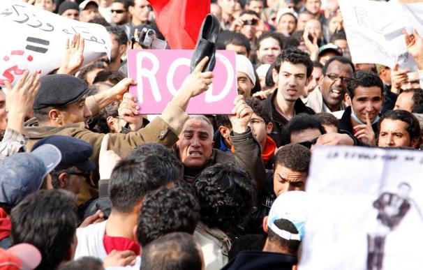 Manifestantes arrancan el nombre del partido de Ben Alí de su sede en Túnez