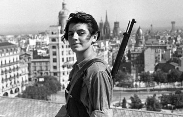 La miliciana Marina Ginestà posa con 17 años en la terraza del hotel Colón de Barcelona.