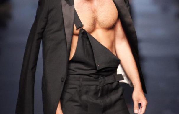 Del hombre de rubia melena rizada con Gaultier al lujo nómada de Vuitton
