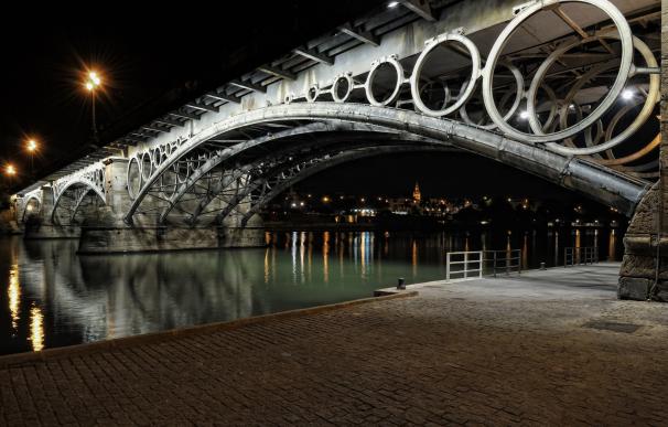 Urbanismo renueva la iluminación del Puente de Triana con nuevos focos que consumen la mitad