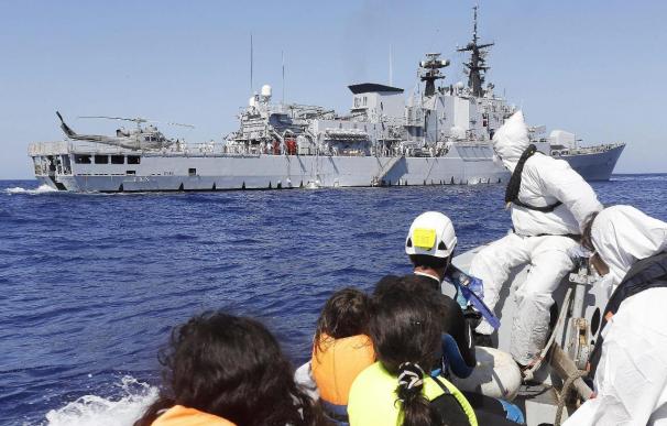 La nave abandonada en alta mar con 450 inmigrantes llegará a Italia a medianoche