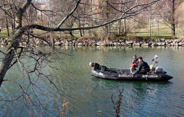 Buceadores buscan al joven desaparecido en el río Arga en Pamplona